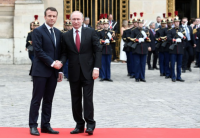 Vladimir Poutine accueilli avec faste en France