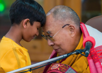 Le Dalaï-Lama demande a un enfant de sucer sa langue 