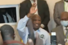 Retour triomphal de Gbagbo chez lui