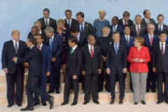 Macron faufile comme un enfant pour se rapprocher de Trump