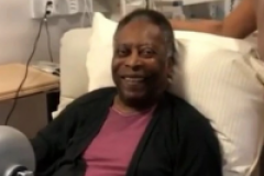 Pelé, la légende du foot va mieux