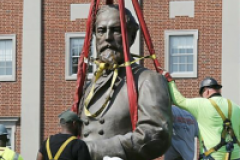 Un symbole du passé raciste des Etats-Unis déboulonné