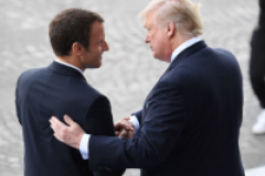Baisse de la popularité de Macron qui aime la main de Trump