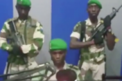 Un jeune soldat dit au Gabonais “réveillez-vous !”